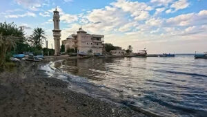 مسجد المسعود بن هانئ في منطقة دمسرخو بريف اللاذقية - 20 أيار 2025 (دمسرخو/فيسبوك)
