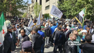 مظاهرة مؤيدة للحكومة ومناهضة لاعتصام 