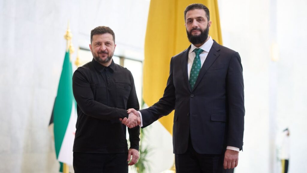 الرئيس الأوكراني فولوديمير زيلينسكي والرئيس السوري أحمد الشرع خلال اجتماعهما يوم الأحد 5 نيسان/أبريل 2026 في دمشق (Izz Aldien Alqasem/Anadolu/picture alliance)