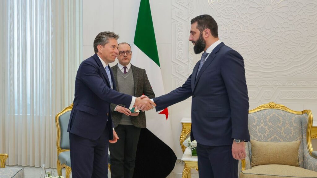 الرئيس السوري أحمد الشرع يبحث مع منسق الأمم المتحدة للشؤون الإنسانية فليتشر ودي كرو تعزيز التنسيق الإنساني في سوريا - 2 نيسان 2026 (رئاسة الجمهورية)