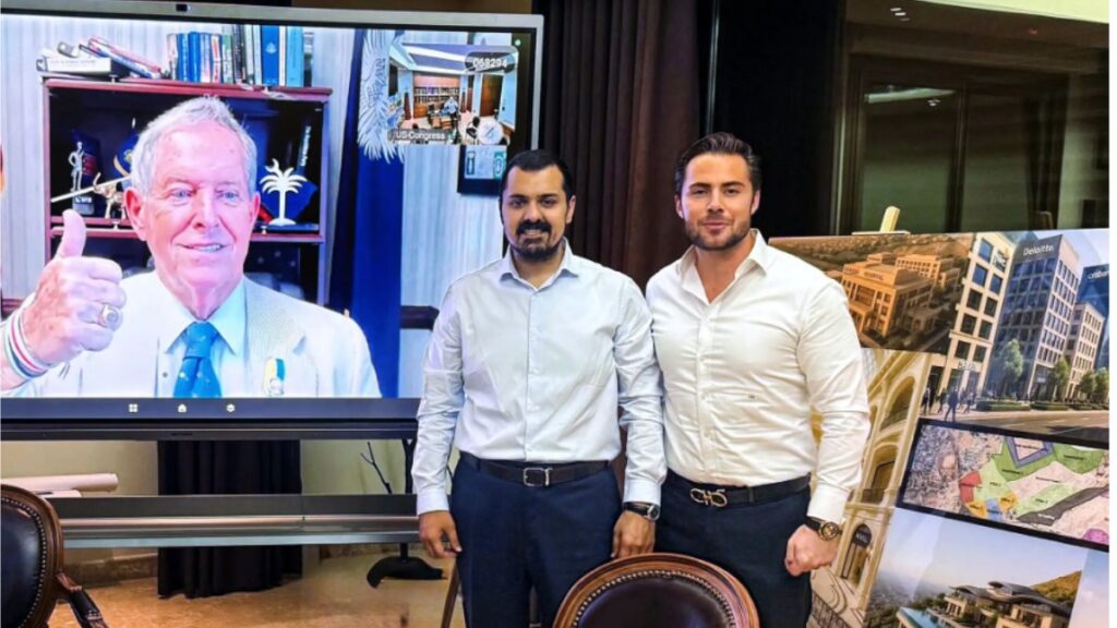 محمد الخياط (يسارًا) ورجل الأعمال السوري الأمريكي طارق نعمو في صورة مع عضو الكونغرس الجمهوري جو ويلسون خلال مكالمة فيديو لعرض خطة لتطوير عقارات ساحلية في سوريا (نيويورك تايمز)
