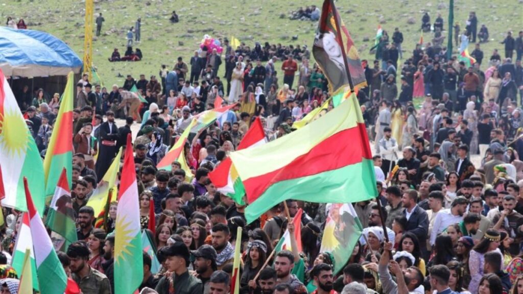 رفع العلم الكردي في احتفالات الكرد بعيد "نوروز" في الحسكة ـ 24 آذار 2026 (هاوار)