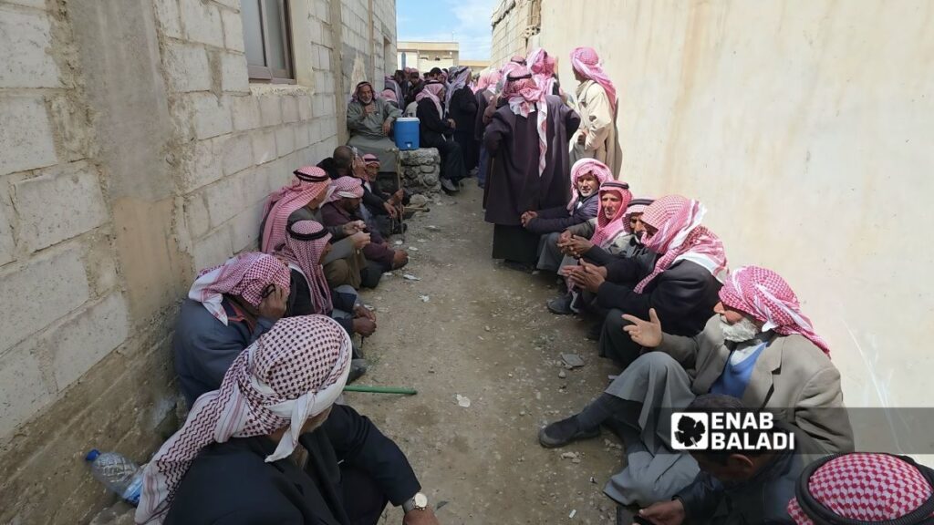 متقاعدون ينتظرون دورهم لاستلام رواتبهم من مركز الشدادي البريدي جنوبي محافظة الحسكة - 8 نيسان 2026 (عنب بلدي/ حيسن الشعبو)