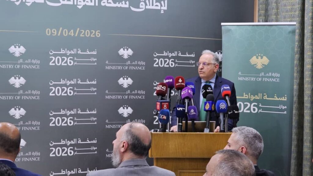 وزير المالية السوري محمد يسر برنية في مؤتمر صحفي لإعلان عن موازنة 2026 في مقر وزارة المالية - 9 نيسان 2026 (عنب بلدي/أحمد مسلماني)