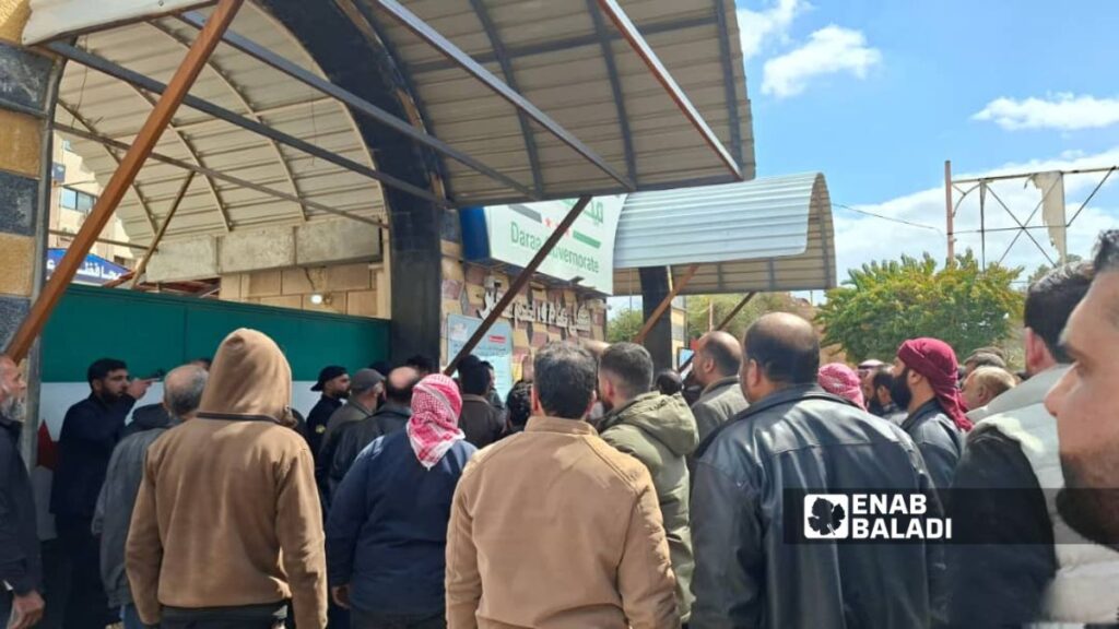 تجمع لعدد من المزارعين المحتجين على قطع الكهرباء أمام المجمع الحكومي في مدينة درعا - 30 آذار 2026 (عنب بلدي/ محجوب الحشيش)