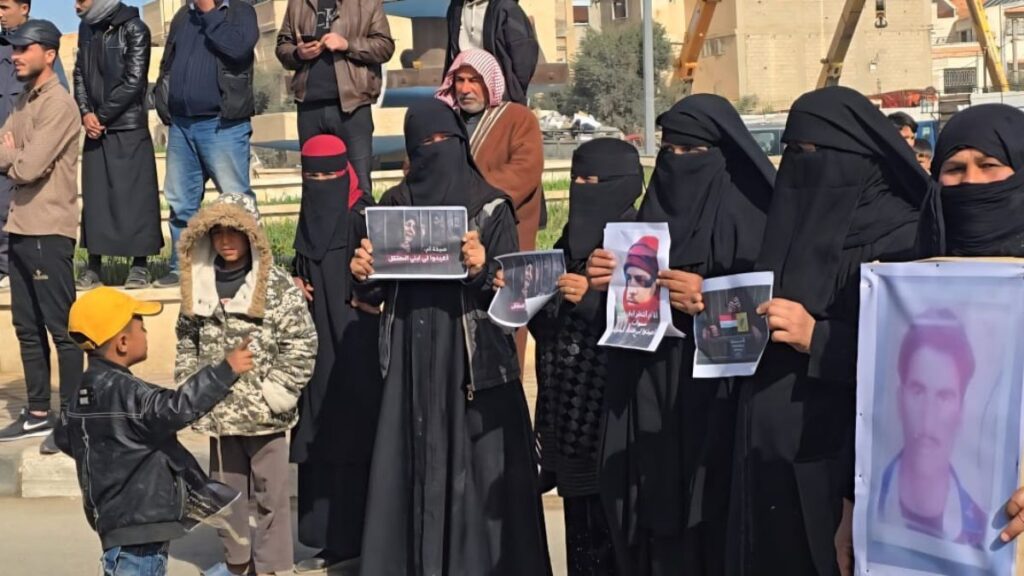 أهالي يطالبون بأبنائهم وأقاربهم المعتقلين خلال وقفة احتجاجية بمدينة دير الزور - 16 آذار 2025 (عنب بلدي/مروان المضحي)
