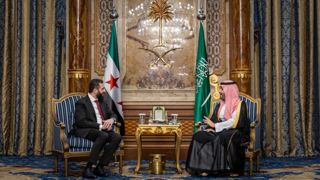 ولي العهد السعدوي الأمير محمد بن سلمان يستقبل الرئيس السوري أحمد الشرع في إطار جولة خليجية أجراها الأخير شملت قطر والإمارات أيضًا ـ 21 نيسان 2026 (الرئاسة السورية)