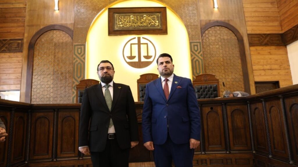 وزير العدل السوري مظهر الويس ومحامي عام دمشق حسام خطاب يتفقدان التجهيزات في محكمة الجنايات الرابعة بالقصر العدلي في دمشق - 23 نيسان 2026 (وزارة العدل السورية/تلغرام)