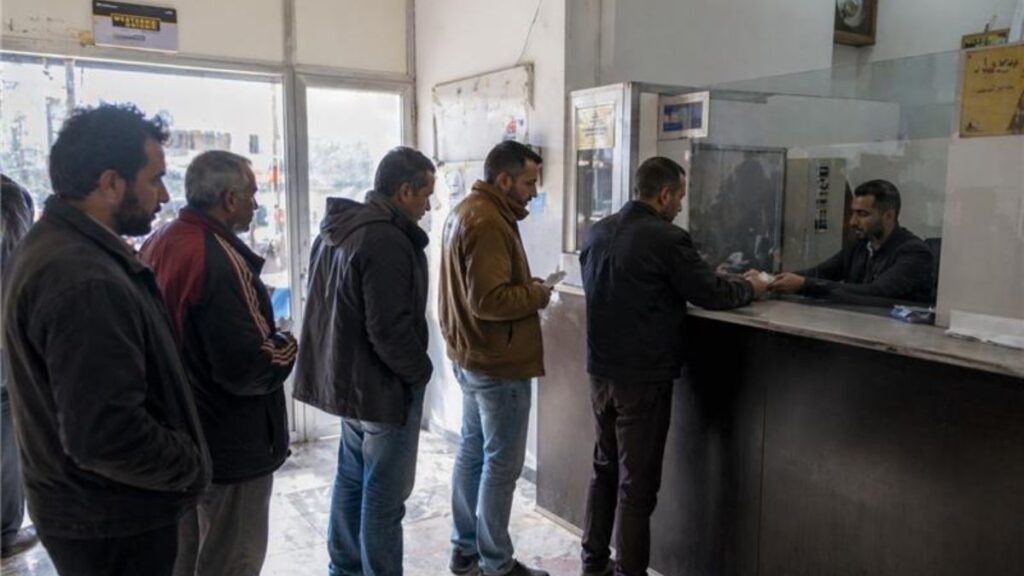 تضارب في المركزي السوري بشأن الإعلان عن صرف الحوالات بالليرة السورية (عنب بلدي/ معدلة بالذكاء الاصطناعي)