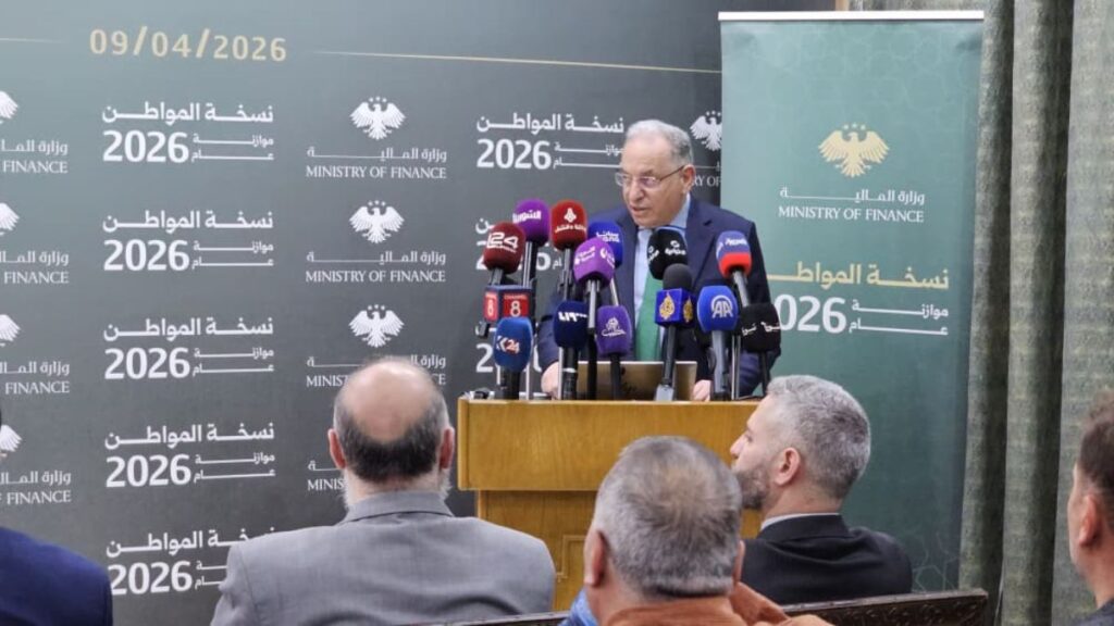 وزير المالية السوري محمد يسر برنية يعرض وثيقة موازنة المواطن والموازنة العامة للدولة للسنة المالية 2026 في مقر وزارة المالية السورية - 9 نيسان 2026 (عنب بلدي/أحمد مسلماني)
