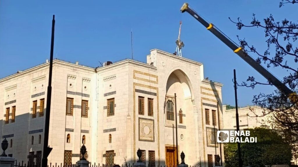 أعمال الصيانة تتواصل في مبنى مجلس الشعب بدمشق - 8 نيسان 2026 (عنب بلدي)