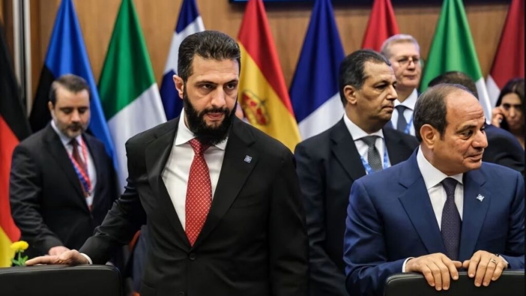 الرئيس السوري أحمد الشرع بجانب الرئيس المصري عبد الفتاح السيسي خلال اجتماع قادة الاتحاد الأوروبي والشركاء الإقليميين في قبرص - 25 نيسان 2026 (CNN)