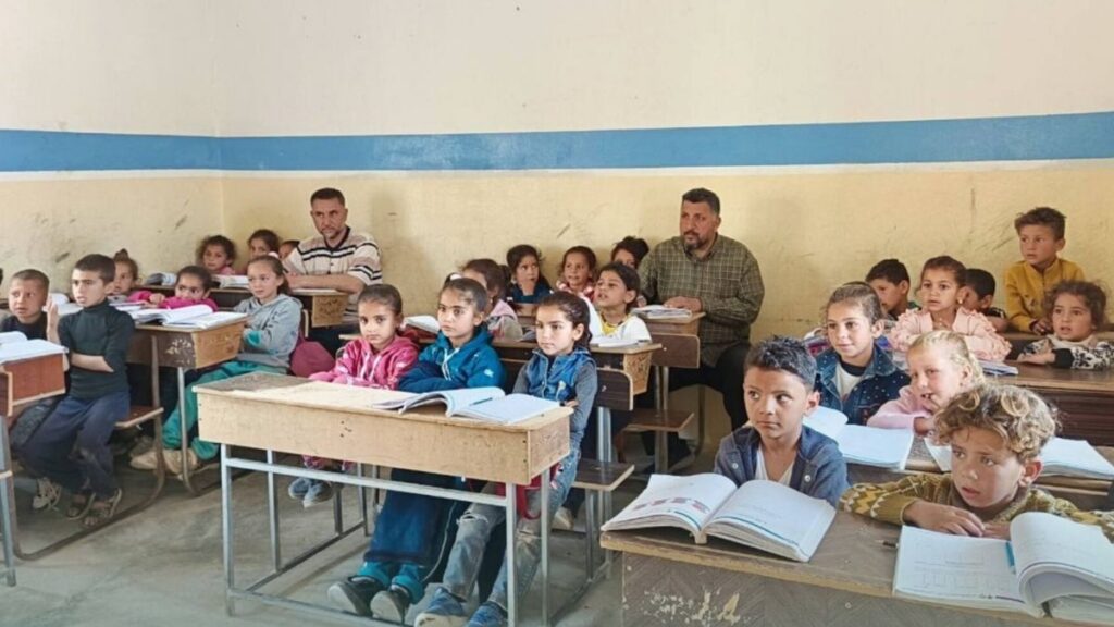 جولة تفقدية لإدارة مجمع هجين التربوي في إحدى مدارس هجين بريف دير الزور – 30 نيسان 2026 (مديرية التربية بدير الزور)