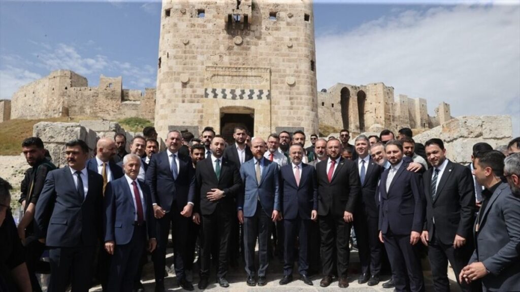 شخصيات رسمية من محافظة حلب وتركية أمام قلعة حلب الأثرية-14 أيار 2026 (وكالة الأناضول)