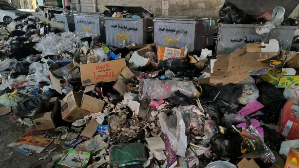 أكوام من القمامة المنتشرة بشكل عشوائي في شوارع وأحياء في مدينة حلب - 16 أيار 2026 ( هنا حلب / فيسبوك )