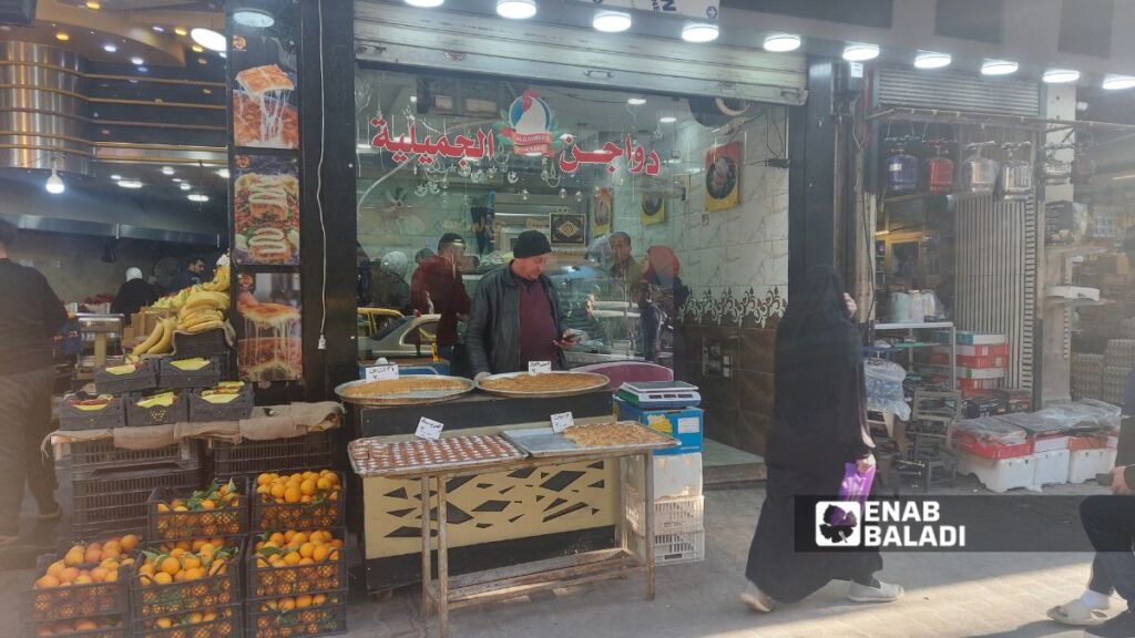 محل للخضار وآخر للفروج وبسطة حلويات في سوق الجميلية بمدينة حلب - 22 أيار 2026 (عنب بلدي)