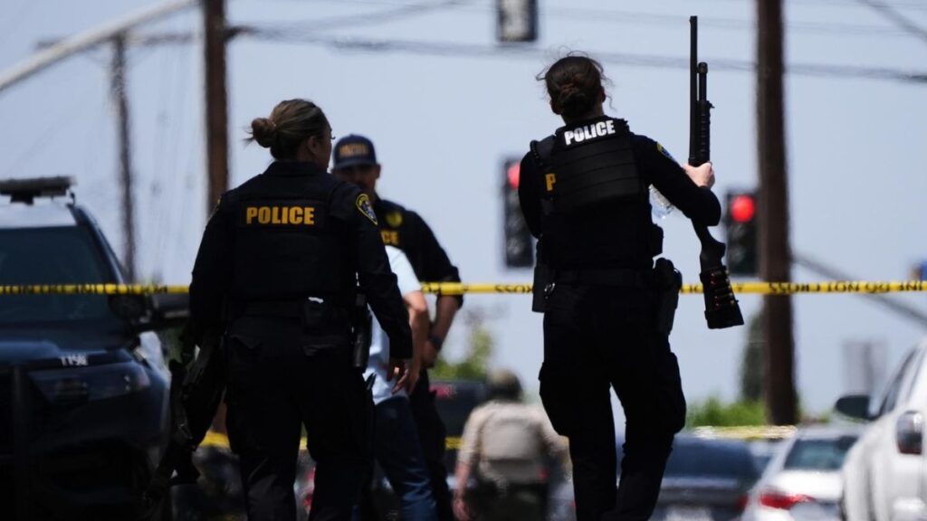 قوات الأمن في سان دييغو وهي تحاصر موقع الحادث - 18 مايو 2026 (regory Bull/AP Photo/picture alliance)