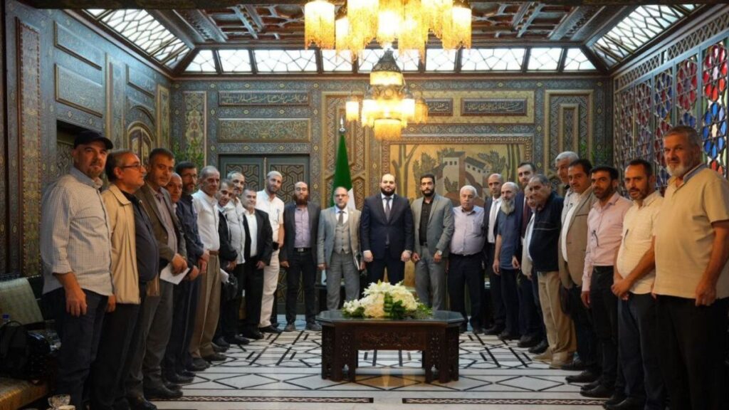 محافظ دمشق ماهر مروان إدلبي يلتقي وجهاء المزة لبحث الواقع في المشروع 66 لتنظيم ماروتا وباسيليا سيتي - 21 تشرين الثاني 2025 (محافظة دمشق/تلجرام)