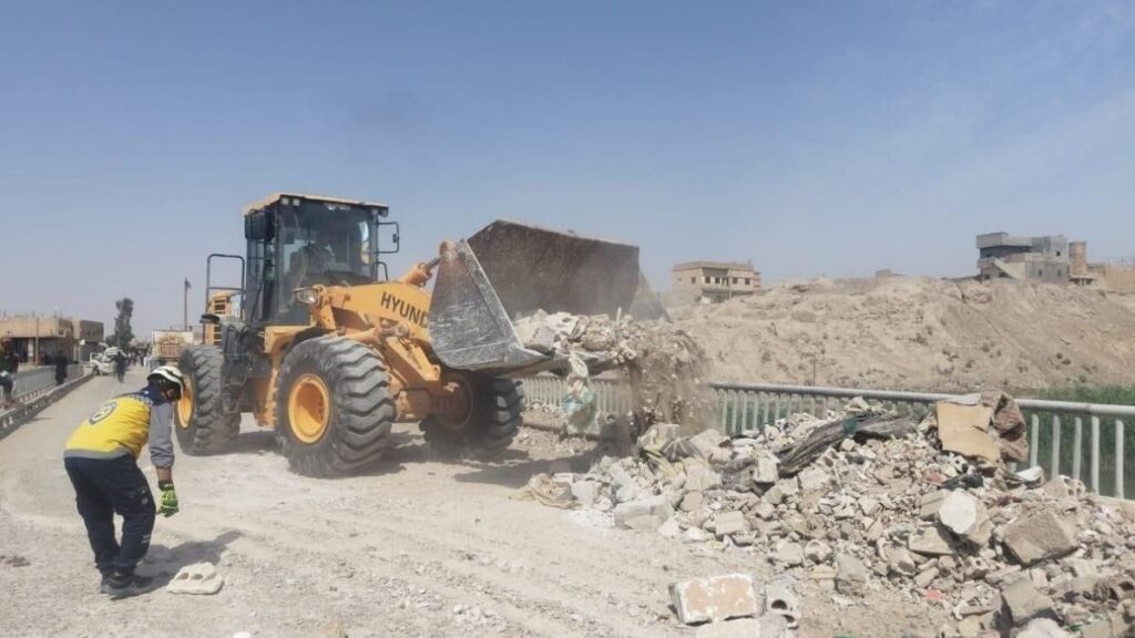 أعمال تدعيم الجزء المتضرر من جسر العشارة في محافظة دير الزور- 28 أيار 2026 (وزارة الطوارئ وإدارة الكوارث)