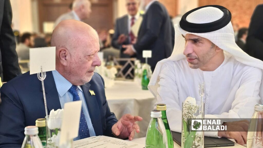 وزير الاقتصاد والصناعة السوري نضال الشعار إلى جانب وزير التجارة الخارجية الإماراتي خلال افتتاح المنتدى الاستثماري السوري - الإماراتي الأول في دمشق - 11 من أيار 2026 (عنب بلدي/ أحمد المسلماني)