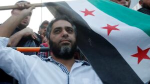 فضل شاكر يرفع العلم السوري (رويترز)