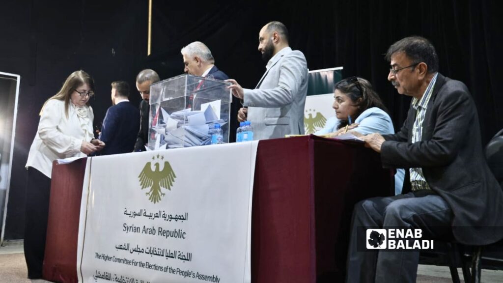 انطلاق انتخابات مجلس الشعب مع افتتاح صناديق الاقتراع في القامشلي - 24 أيار 2026 (عنب بلدي)