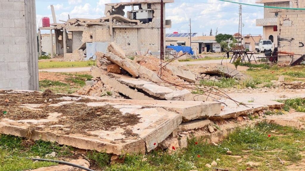 منزل مدمر قصفه النظام السابق كان سابقًا يستخدم مستشفى ميدانيًا في قرية سروج - 6 أيار 2026 (عنب بلدي/عدي الحاج حسين)
