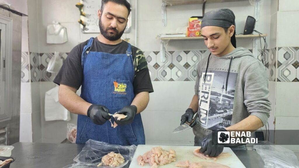 أحد محال بيع الفروج في مدينة دمشق - 29 نيسان 2026 (عنب بلدي)