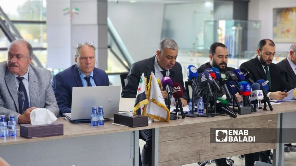من المؤتمر الصحفي الذي أقامته محافظة دمشق لتوضيح إجراءات بيان المرسوم "66" - 6 أيار 2026 (عنب بلدي)