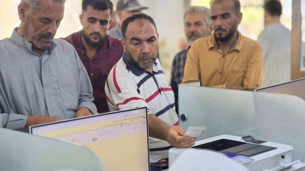 مواطنون يجرون معاملاتهم في مؤسسة البريد - 7 آب 2025 (مؤسسة البريد)