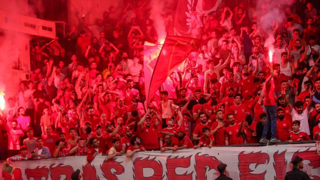 جماهير نادي أهلي حلب تشعل ألعاب نارية في صالة الشهباء في حلب - 24 أيار 2026 (نادي الاتحاد الرياضي)