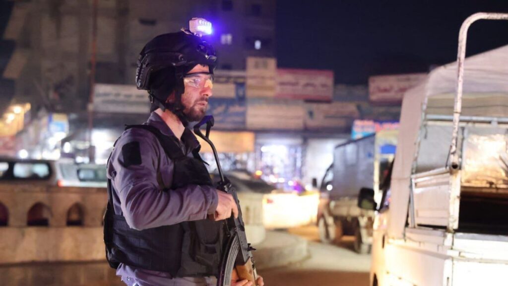 عنصر من وحدات k9 التابعة لوزارة الداخلية السورية تنتشر في محافظة الرقة - 26 كانون الثاني 2026 (وزارة الداخلية)