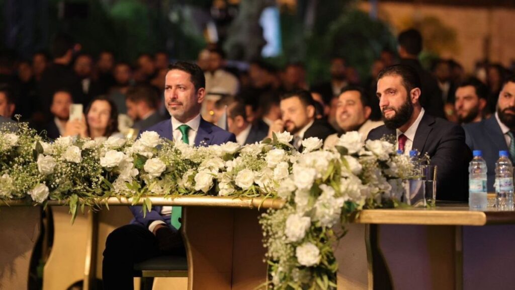 الرئيس أحمد الشرع مع حاكم مصرف سوريا المركزي الجديد صفوت رسلان في حفل إطلاق صندوق التنمية السوري بدمشق - 6 أيلول 2025 (صفوت رسلان/إكس)