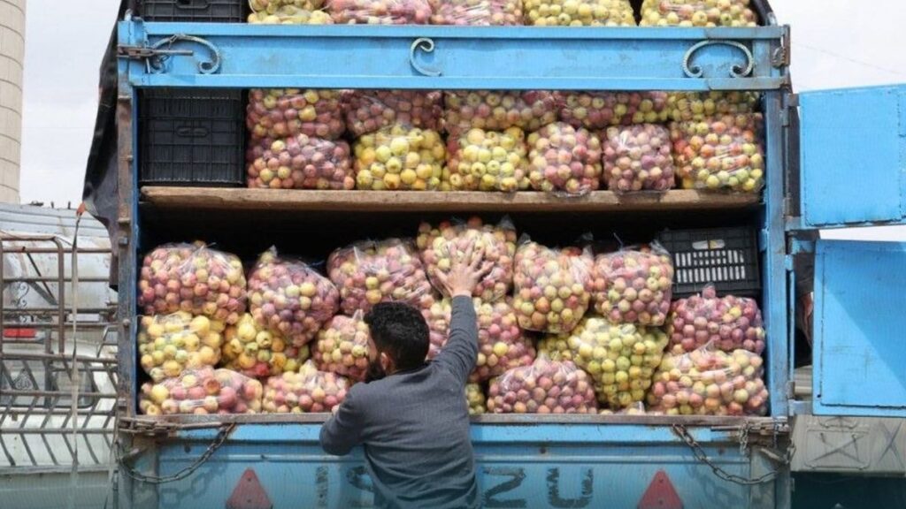 شاحنة تجارية قادمة من دمشق في طريق الدخول للسويداء ـ 9 نيسان 2026 (الإخبارية السورية)