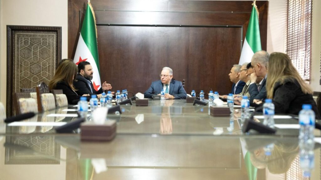 وزير المالية السوري محمد برنية يبحث مع مديري المصارف العامة الستة آليات تطبيق مرسوم القروض المتعثرة - 14 أيار 2026 (وزارة المالية السورية/فيسبوك)