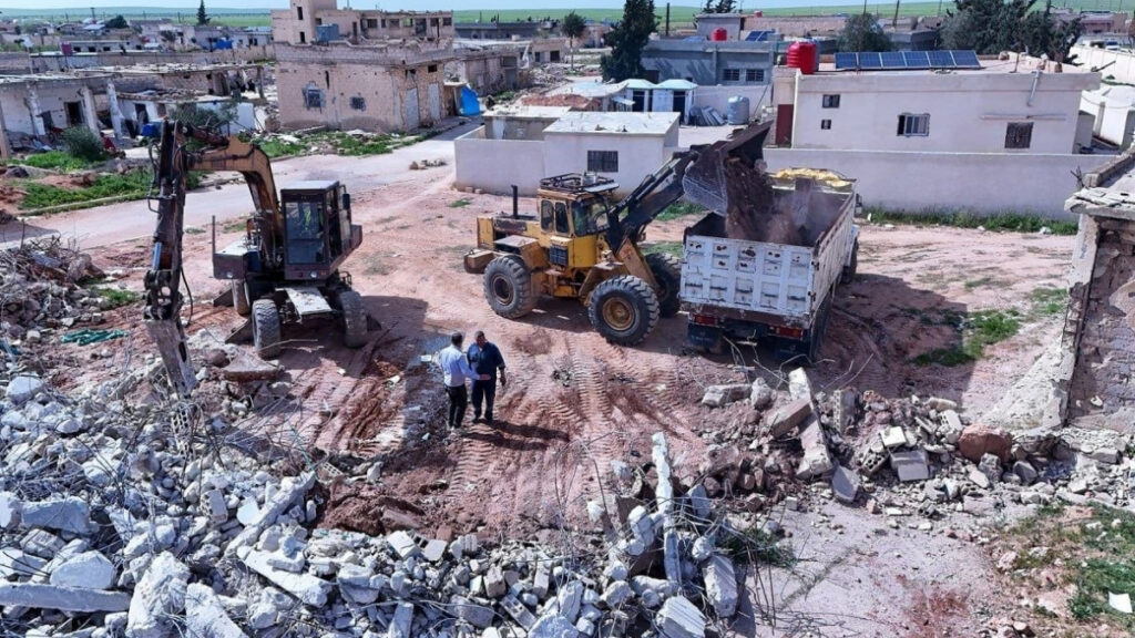 مديرية الطوارئ وإدارة الكوارث ومحافظة حماة تطلقان حملة لإزالة الأنقاض في ناحية عقيربات - 19 نيسان 2026 (محافظة حماة)