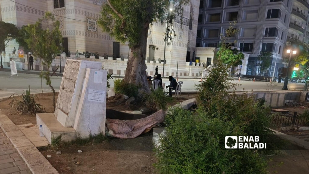 يدفع تدهور الوضع الاقتصادي والاجتماعي سوريين إلى اتخاذ شوارع وحدائق في دمشق أماكن إقامة لهم -7 أيار 2026 (عنب بلدي/أمير حقوق)