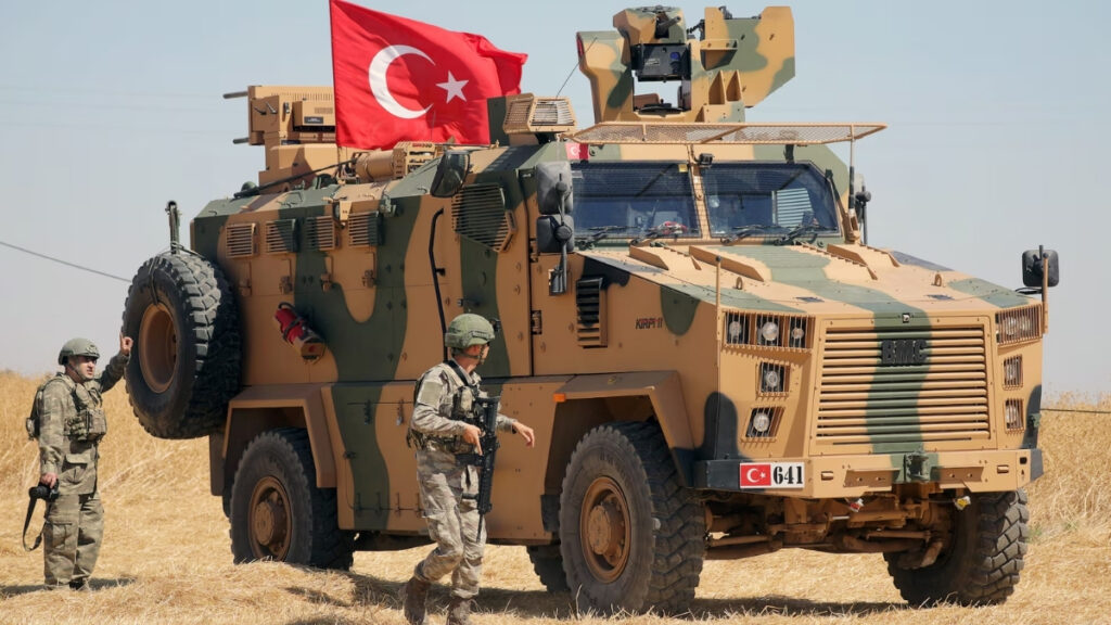 جنود أتراك برفقة عربة تركية في مدينة رأس العين شمالي الحسكة - 8 أيلول 2019 (رويترز)