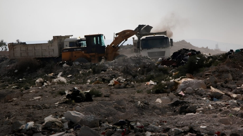 مجلس مدينة حلب يزيل مكب نفايات في منطقة الشيخ سعيد بريف حلب الجنوبي - 8 تشرين الثاني 2025 (سانا)