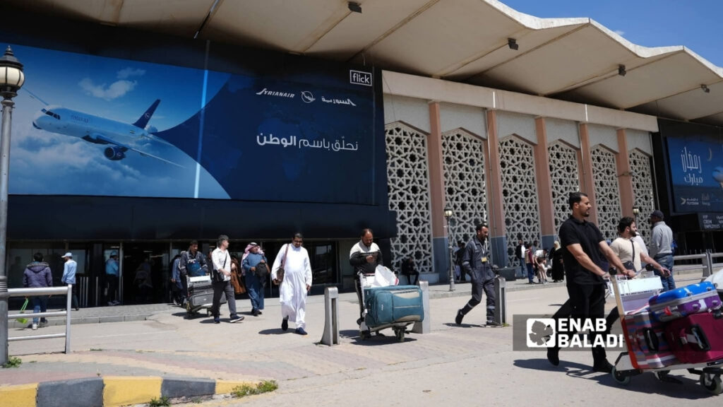 تدفع الأوضاع الاقتصادية المتدهورة وارتفاع معدلات البطالة في السويداء عددًا متزايدًا من الشباب نحو الهجرة - 20 نيسان 2026 (الهيئة العامة للطيران المدني السوري)