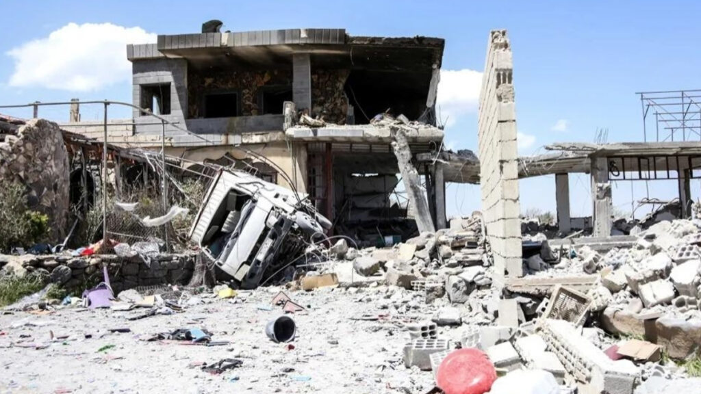 آثار غارة أردنية استهدفت مواقع يُشتبه في أنها لتخزين المخدرات والأسلحة بمحافظة السويداء جنوبي سوريا - 3 أيار 2026 (AFP)