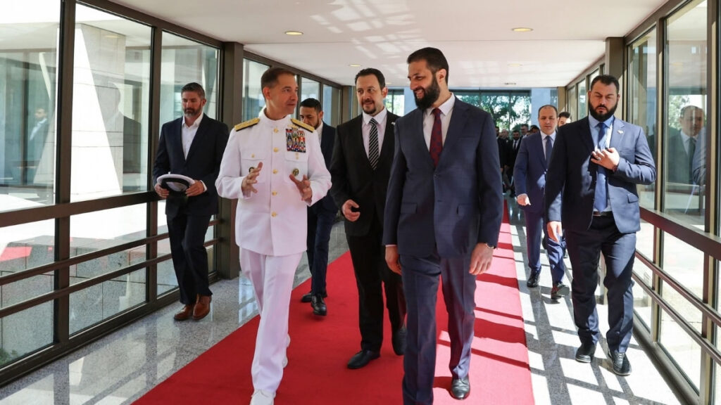 الرئيس السوري أحمد الشرع يلتقي قائد القيادة المركزية الأمريكية الجنرال براد كوبر في دمشق - 12 أيلول 2025 (رئاسة الجمهورية العربية السورية)