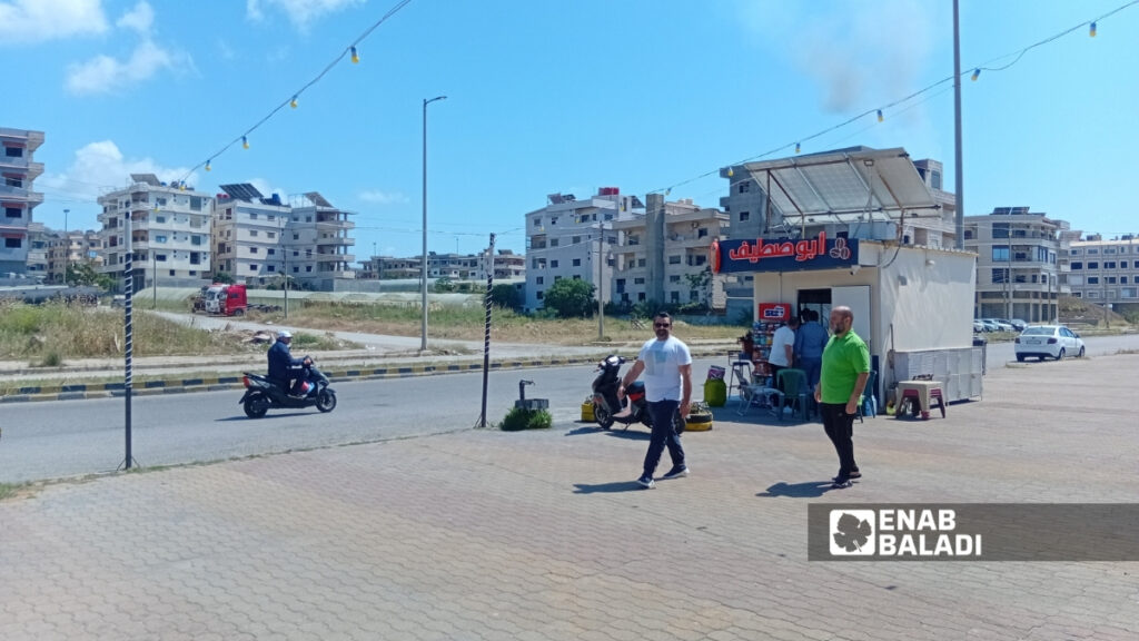 أحد الأكشاك التي دخلت الخدمة مؤخرًا على امتداد الكورنيش الجنوبي لمدينة بانياس بريف محافظة طرطوس - 22 أيار 2026 (عنب بلدي/شعبان شاميه)