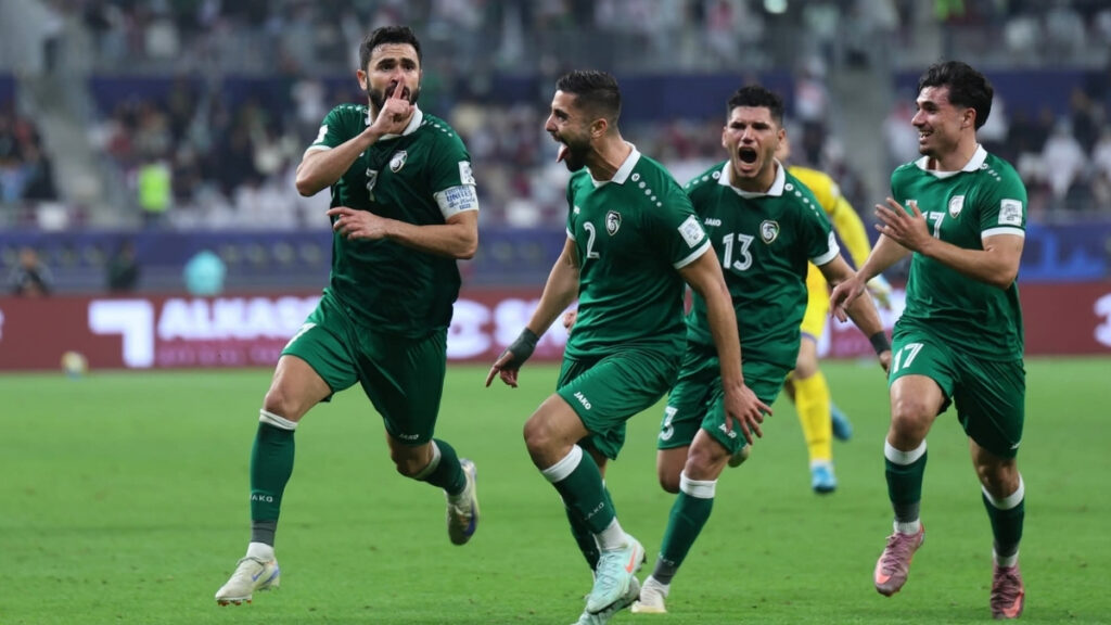 لاعبو المنتخب السوري يحتفلون بتسجيل هدف في شباك المنتخب القطري ببطولة كأس العرب - 4 كانون الأول 2025 (الاتحاد السوري لكرة القدم)