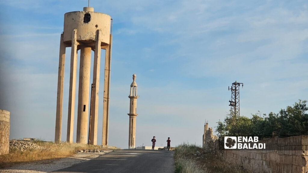 خزان مياه متضرر في قرية رسم العوابد بريف حماة الشرقي - 28 أيار 2026 (عنب بلدي/عدي الحاج حسين)