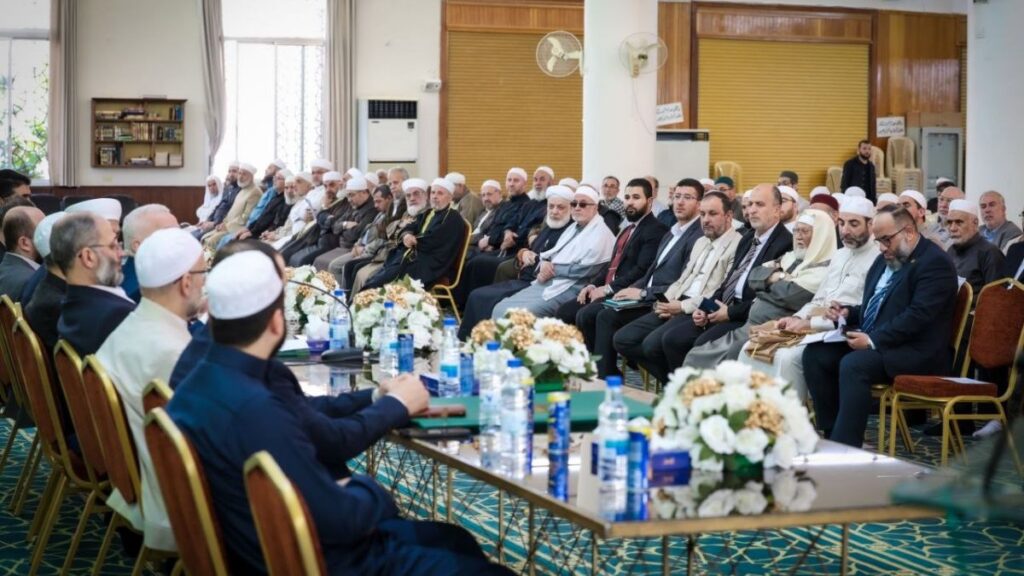 لقاء بين وزير الأوقاف السوري محمد أبو الخير شكري وأئمة وخطباء دمشق لبحث تطوير العمل الدعوي ورسالة المسجد - 14 أيار 2026 (وزارة الأوقاف السورية)