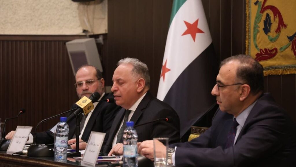 وزير المالية السوري محمد يسر برنية في لقاء مع التجار والصناعيين بغرفة تجارة دمشق - 21 أيار 2026 (عنب بلدي)