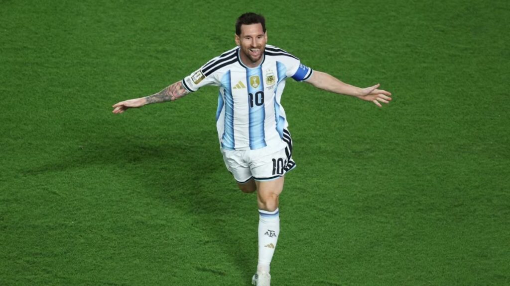 يحتفل ليونيل ميسي بتسجيل هدفه الثالث ليكمل ثلاثيته مع الأرجنتين ضد منتخب الجزائر في مدينة كانساس سيتي - 17 حزيران 2026 (FIFA)