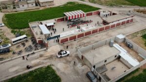 لقطة جوية لمبنة دائرة النقل في منطة الباب شمال شرقي حلب - 16 نيسان 2026 (سانا)