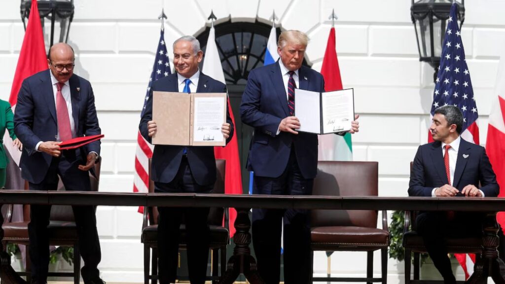 يشارك كل من وزير الخارجية البحريني عبد اللطيف الزياني ورئيس الوزراء الإسرائيلي بنيامين نتنياهو والرئيس الأمريكي دونالد ترامب ووزير الخارجية الإماراتي عبد الله بن زايد في مراسم توقيع "اتفاقيات أبراهام" - 15 أيلول 2020 (رويترز)